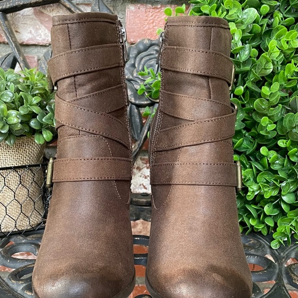 JustFab Binnae High Heeled Bootie; Brown Suede W/Multi-Straps & Buckles; Size 9 - Picture 13 of 13